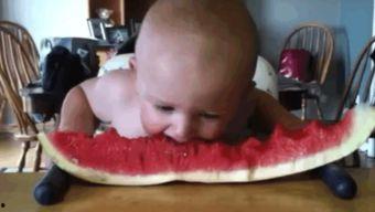 宝宝吃瓜可爱图片,宝宝吃瓜萌态瞬间捕捉”