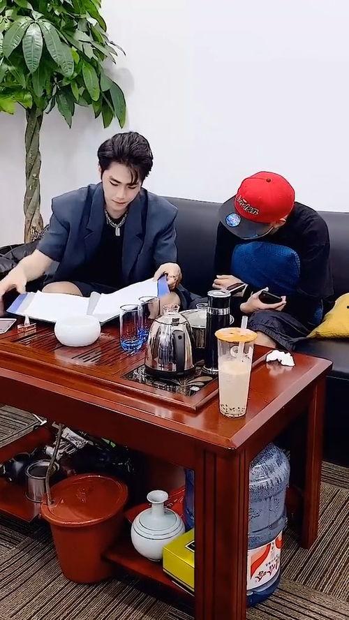 漂亮的同事吃瓜