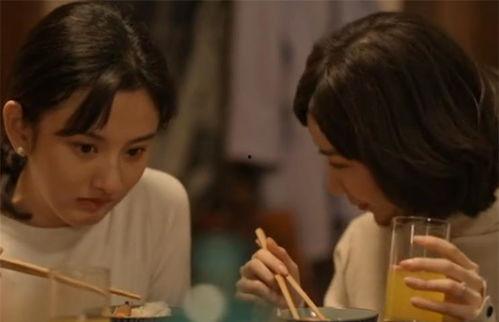 两兄妹吃瓜看戏,两兄妹的欢乐时光